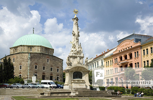 Mariensäule und Figuren der Heiligen mit der alten Moschee im Hintergrund  Stadtplatz von Pecs  Pecs  Südungarn  Ungarn  Südosteuropa  Europa