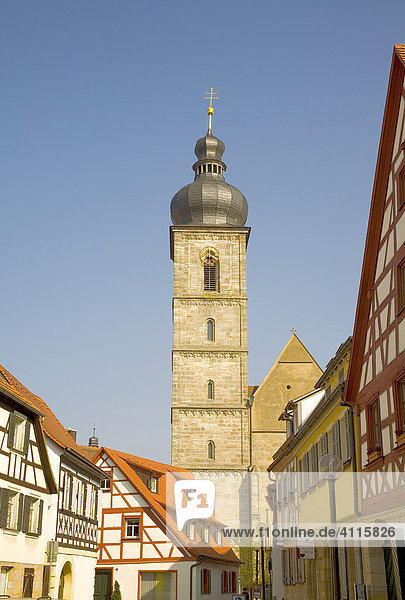 Kapellenstraße mit Kirchturm der St. Martinskirche  Forchheim  Oberfranken  Bayern  Deutschland  Europa