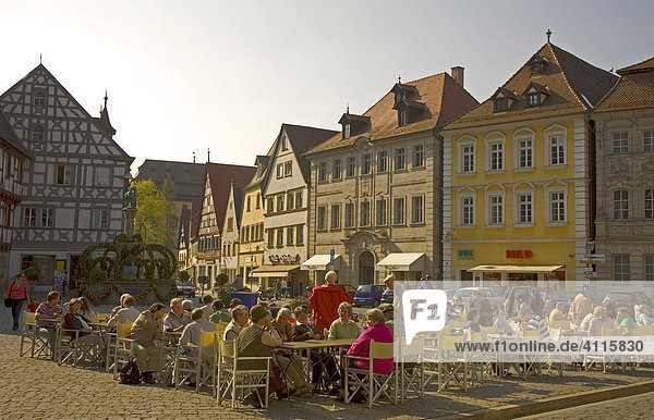 Marktplatz mit Cafe und Gästen  Forchheim  Oberfranken  Bayern  Deutschland  Europa