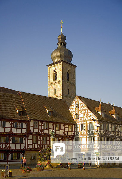Marktplatz mit St. Martinskirche  Forchheim  Oberfranken  Bayern  Deutschland  Europa