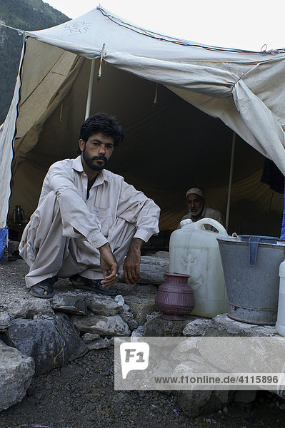 Mann vor seinem Zelt in der durch das Erdbeben zerstörten Stadt Balakot bei Manshera,  NWFP,  Pakistan