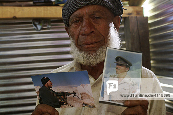 Alter Mann mit Bildern seines Sohnes  der im Erdbeben ums Leben kam  Sarash Village  Manshera  Pakistan