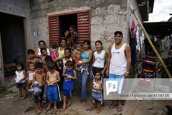 18-köpfige Familie vor ihrem Haus in Taubate bei Sao Paulo  Brasilien