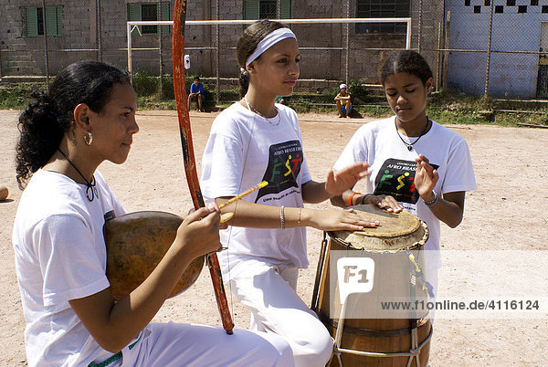 Junge Frauen mit traditionellen Musikinstrumenten  mit denen der afro-brasilianische Kampfsport Caopeira begleitet wird  Sao Paulo  Brasilien