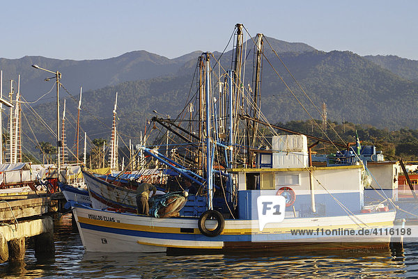 Fischerboote im Hafen von Paraty  Brasilien