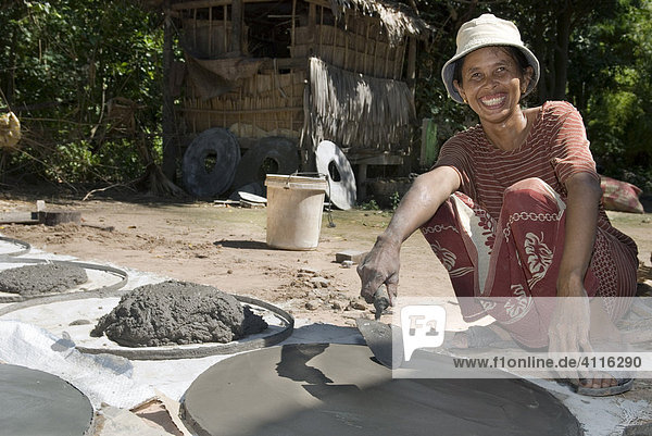 Frau in einem Dorf produziert Wassertanks aus Zement  Takeo Province  Kambodscha
