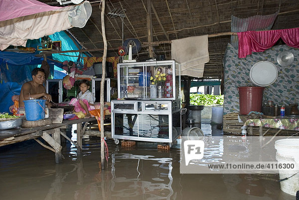 Vater mit Tochter in einem überschwemmten Haus im Armenviertel Andong  Phnom Penh  Kambodscha