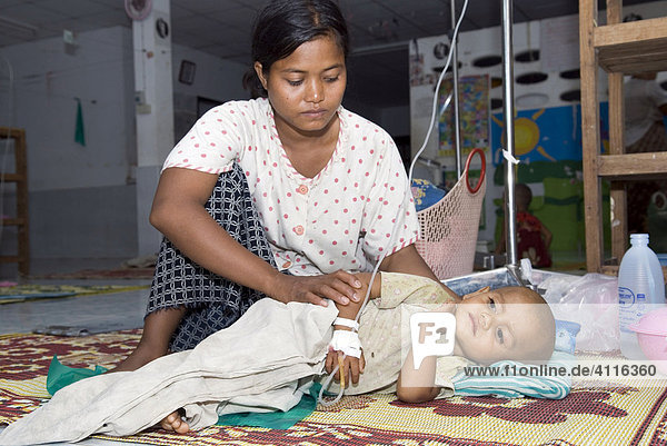Mutter mit krankem Kind  pädiatrische Station  Mae Tao Clinic für Flüchtlinge aus Burma  Maesot  Thailand