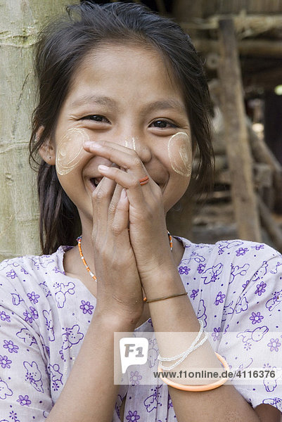 Portrait of a girl  refugee camp Ei Tu Hta  IDP-Area bordering Thailand near Mae Sariang  Birma