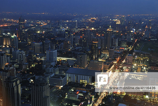 Blick vom Bayoke Tower bei Nacht  Bangkok  Thailand