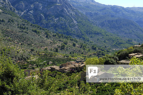 Fornalutx mit Blick auf die Tramuntana  Mallorca  Spanien