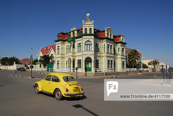 Gelber Käfer vor dem Hohenzollernhaus Swakopmund Namibia