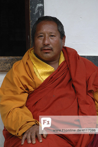 Mönch in traditionellem Gewand  Paro  Bhutan