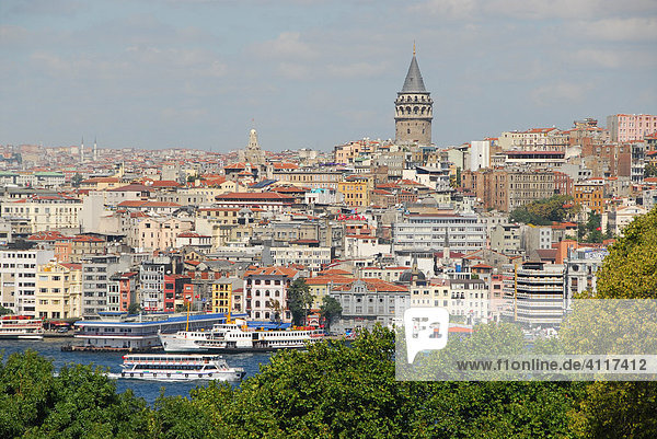Blick auf den Galata-Turm vom Goldenen Horn  Istanbul  Türkei