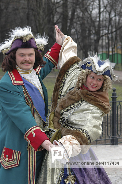 In front of the monument of Peter the Great a man and a lady pose as Peter the Great and Katharina the Great  St. Peteresburg  Russia