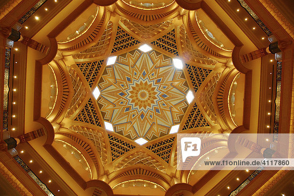 Hauptkuppel des Emirates Palace Hotels (42 Meter Durchmesser  60 Meter hoch)  Abu Dhabi  Vereinigte Arabische Emirate  Asien