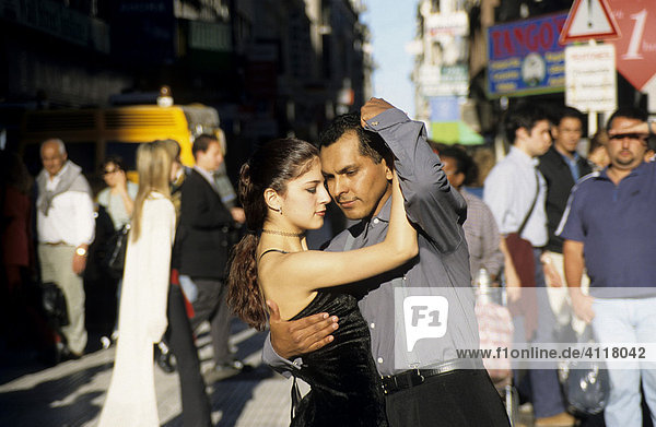 People dancing the tango in the streets  Calle Florida  Buenos Aires  Argentina