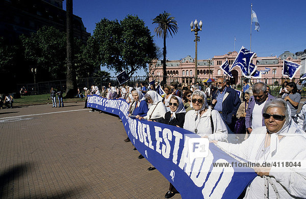 Donnerstags-Demonstration  Madres de la Plaza de Mayo Mütter der Plaza de Mayor  Organisation argentinischer Frauen  deren Kinder während der Militärdiktatur der 1970er Jahre verschwanden  Plaza de Mayo  Buenos Aires  Argentinien