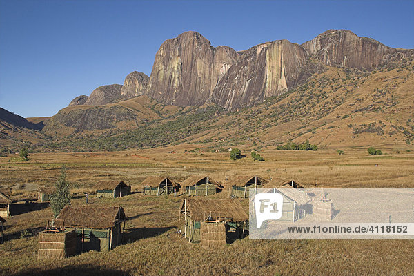 Tsara Camp vor dem Tsaranoro-Massiv  Andringitra Nationalpark  Madagaskar