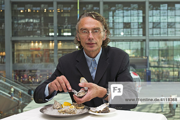 Gastronom Josef Diekmann in der Austernbar des Berliner Hauptbahnhofs  Berlin  Deutschland