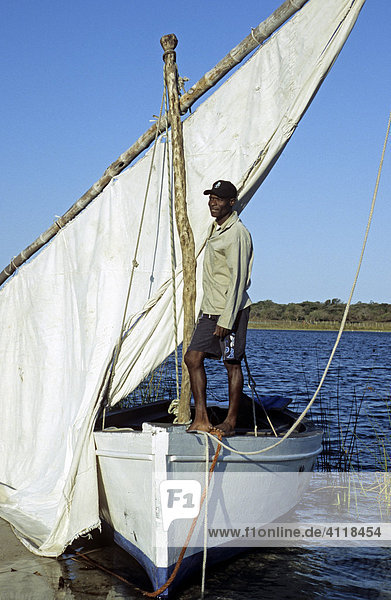 Mann auf einer Dhau im Sibaya Lake  größter Süßwassersee Südafrikas  Afrika