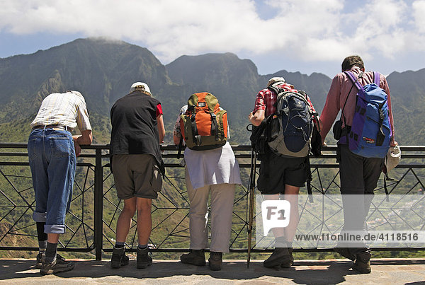 Wanderer genießen die Aussicht  Insel La Gomera  Kanarische Inseln  Spanien  Europa Insel La Gomera