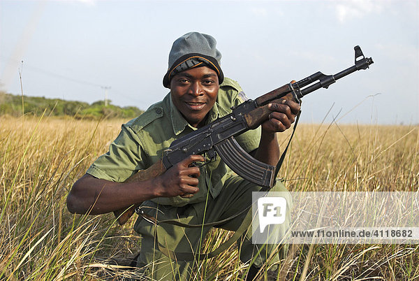 Bewaffneter Wildhüter in der Maputo Elephant Reserve  Mosambik  Afrika