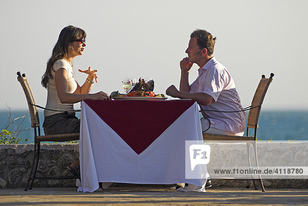Mann und Frau beim Essen  Matemo Island Resort  Quirimbas Archipel  Mosambik  Afrika