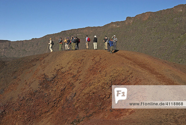 Wanderer im Kessel des Vulkan Piton de la Fournaise  Insel La Reunion  Frankreich  Afrika