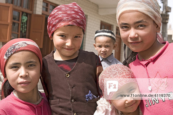 Asien china portrait von jungen maedchen der volksgruppe der uiguren in yutian an der seidenstrasse