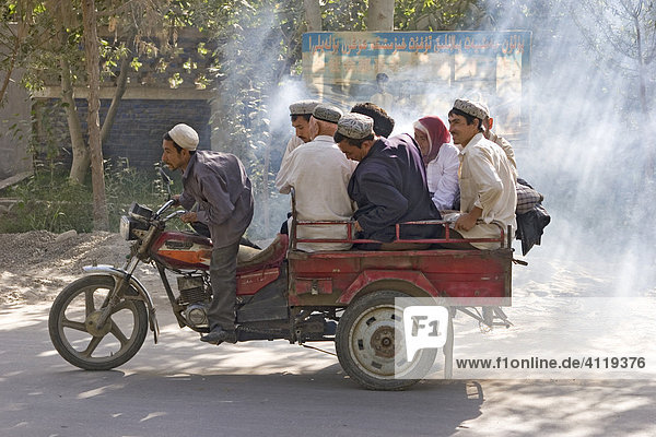 Asien  china  gruppe von maennern auf motorrad nahe khotan an der seidenstrasse