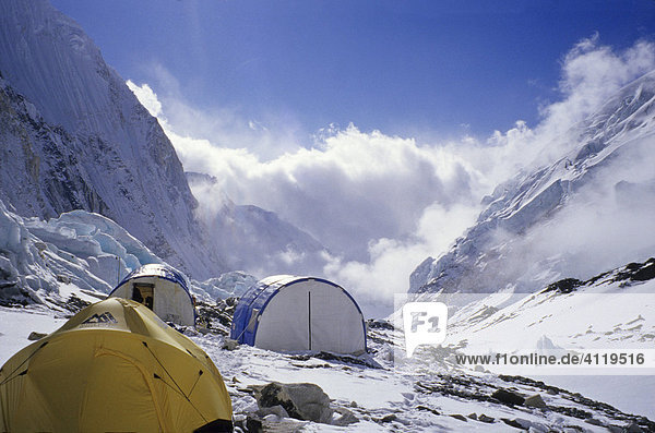 Blick auf die Expeditionszelte in Lager II  2  6500m  Western Cwm  Mount Everest  Himalaya  Nepal