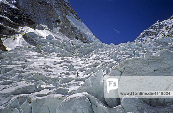 Bergsteiger im Khumbu-Eisfall Mount Everest Himalaya Nepal