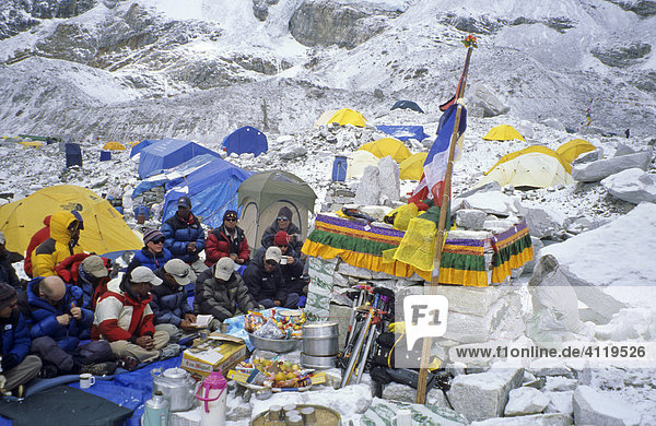Bergsteiger und Sherpas halten eine Puja Zeremonie für die Göttin Miyo Langsangma,  Basislager,  5300m,  Mount Everest,  Himalaya,  Nepal