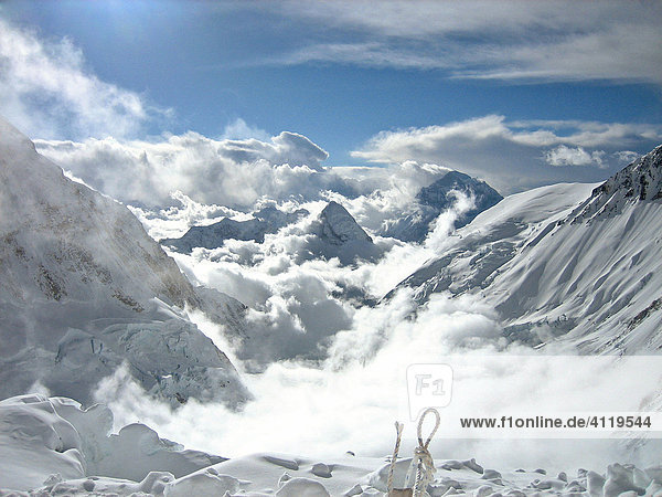 Ausblick aus der Lhotse-Wand  ca. 7500m  Richtung Westen  mit Blick auf die Gipfelpyramide des Pumori  7145m  Himalaya  Nepal