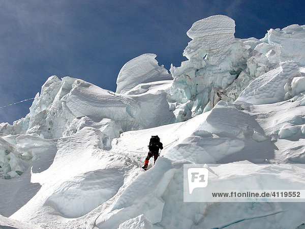Einzelner Bergsteiger in den wirr durcheinander stehenden Eistürmen im Khumbu-Eisfall oberhalb des Basislagers  Mount Everest  Himalaya  Nepal