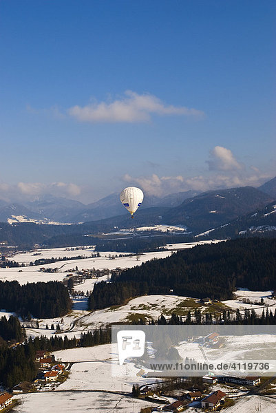 Heißluftballon  Ballonfahren im Kaiserwinkel  Tirol  Österreich  Europa
