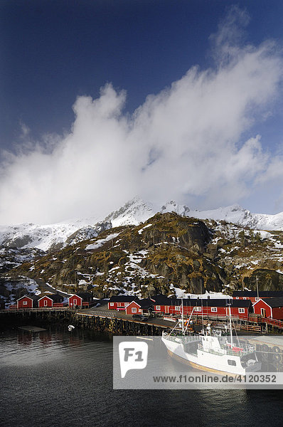 Fischerdorf Nussfjord auf den Lofoten  Norwegen  Europa