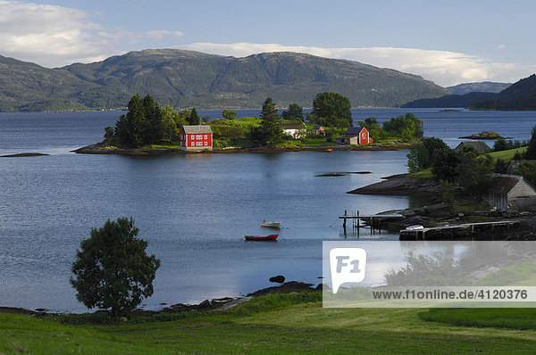 Fjordlandschaft mit roten Holzhäusern auf Insel  Vindafjord  Rogaland  Norwegen