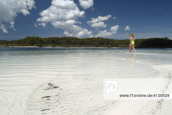 Frau am weißen Sandstrand  Fraser Island  Queensland  Australien