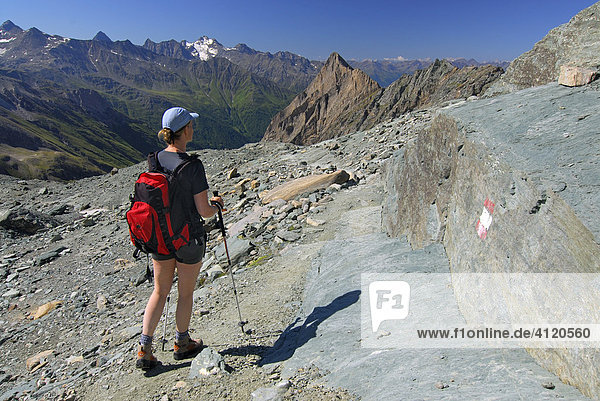 Frau beim Wandern  Nationalpark Hohe Tauern  Tirol  Österreich