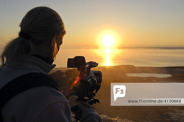 Kamerafrau filmt einen Sonnenuntergang  USA  Vereinigte Staaten von Amerika