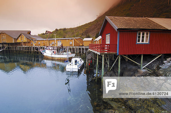 Holzhäuser einer Fischersiedlung  Austvagoy  Lofoten  Nordland  Norwegen  Skandinavien  Europa Holzhäuser