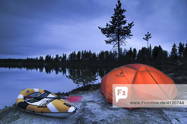 Beleuchtetes Zelt und Paddelboot Abenddämmerung Femundsee Femundsmarka Nationalpark Norwegen Beleuchtetes Zelt und Paddelboot, Abenddämmerung, Femundsee, Femundsmarka Nationalpark, Norwegen