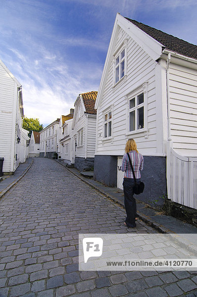 Straße mit weißen Holzhäuser  Altstadt von Stavanger  Rogaland  Norwegen