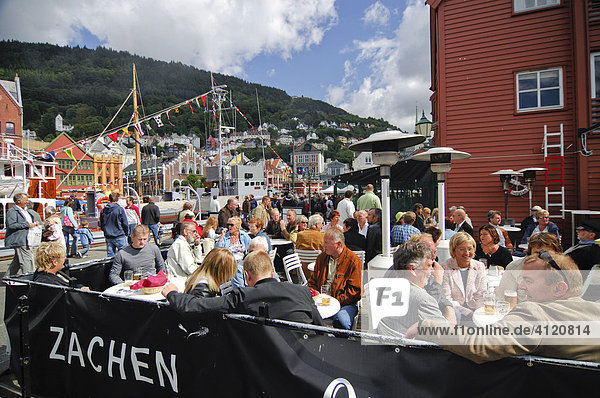 Touristen sitzen in einem Lokal  Bergen  Norwegen  Skandinavien  Europa
