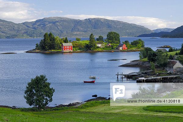 Fjordlandschaft mit roten Holzhäusern auf Insel  Vindafjord  Rogaland  Norwegen  Skandinavien  Europa