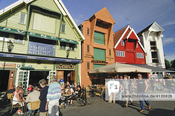 Touristen in einem Straßenlokal in der Altstadt von Stavanger  Rogaland  Norwegen  Skandinavien  Europa