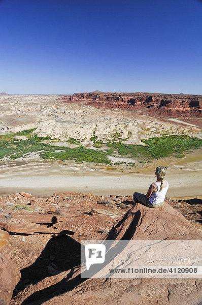 Frau blickt über die Glen Canyon National Recreation Area vom Hite Aussichtspunkt  Colorado Plateau  Utah  USA