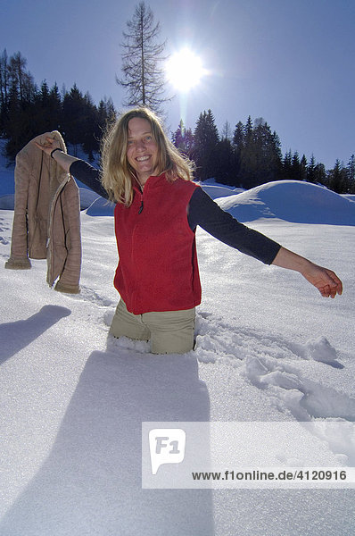 Eine Frau steckt bis zur Hüfte im Schnee  Leutasch  Tirol  Österreich